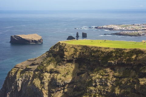 Portugal, Azoren, Sao Miguel, Steilküste bei Feteiras, lizenzfreies Stockfoto