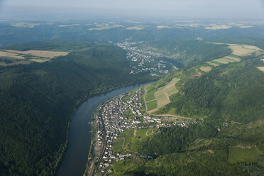 Germany, Rhineland-Palatinate, aerial view of Klotten and Cochem with Moselle River - PAF000649