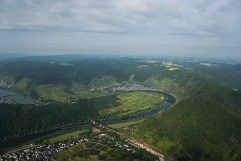 Deutschland, Rheinland-Pfalz, Luftbild der Moselschleife bei Bremm, lizenzfreies Stockfoto