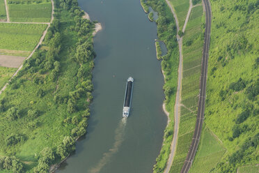 Deutschland, Rheinland-Pfalz, Luftaufnahme eines Frachtschiffs auf der Mosel - PA000654