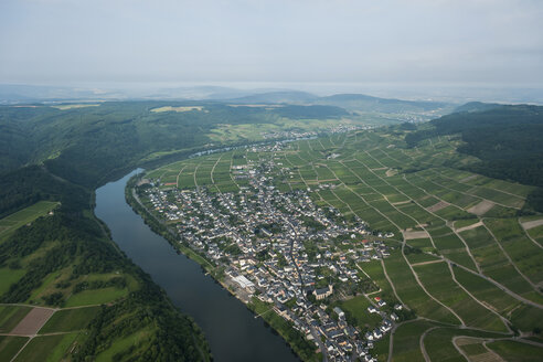 Deutschland, Rheinland-Pfalz, Luftbild von Kröv mit Mosel - PAF000655