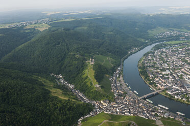 Deutschland, Rheinland-Pfalz, Luftbild von Bernkastel-Kues mit Mosel - PAF000656