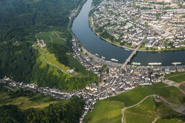 Deutschland, Rheinland-Pfalz, Luftbild von Bernkastel-Kues mit Mosel - PAF000643