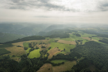 Deutschland, Rheinland-Pfalz, Luftaufnahme einer hügeligen Landschaft - PAF000639