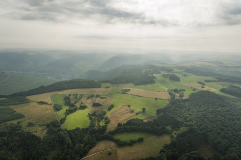 Deutschland, Rheinland-Pfalz, Luftaufnahme einer hügeligen Landschaft - PAF000639