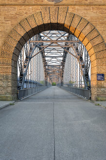 Deutschland, Hamburg, Harburg, Alte Harburger Elbbrücke bei Sonnenaufgang - RJF000134