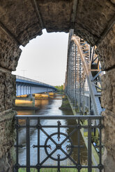 Deutschland, Hamburg, Harburg, Alte Harburger Elbbrücke bei Sonnenaufgang - RJF000135