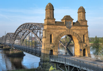 Deutschland, Hamburg, Harburg, Alte Harburger Elbbrücke bei Sonnenaufgang - RJF000132