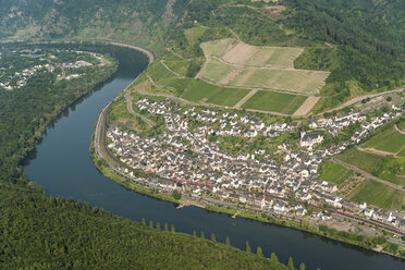 Deutschland, Rheinland-Pfalz, Luftbild von Klotten mit Mosel - PAF000620