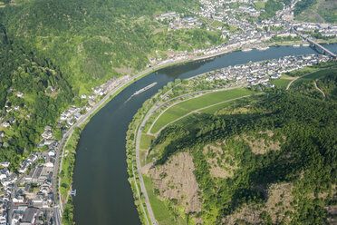 Deutschland, Rheinland-Pfalz, Luftbild von Cochem mit Mosel - PAF000621