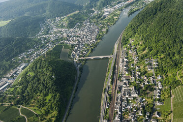 Deutschland, Rheinland-Pfalz, Luftbild von Cochem mit Mosel - PAF000625