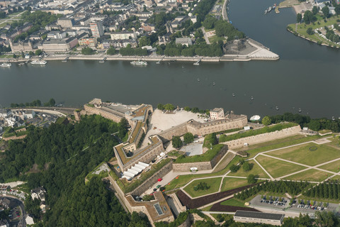 Deutschland, Rheinland-Pfalz, Koblenz, Luftbild des Deutschen Ecks mit der Festung Ehrenbreitstein, lizenzfreies Stockfoto