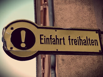 Sign entrance free hold, Germany, North Rhine-Westphalia, Minden - HOHF000776