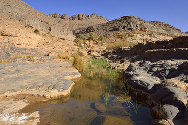 Algerien, Tassili N'Ajjer National Park, Iherir, Wasser in einem Guelta in der Idaran-Schlucht - ES001075