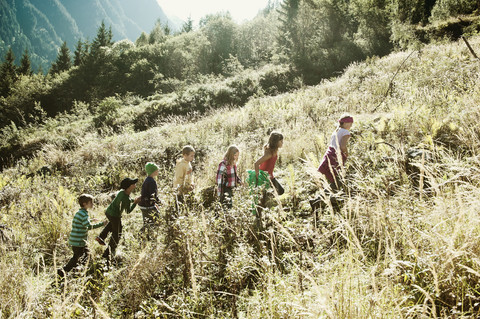 Eine Gruppe von Kindern in der Natur, lizenzfreies Stockfoto