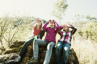 Three girls exploring the nature - HHF004809