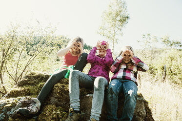 Three girls exploring the nature - HHF004810