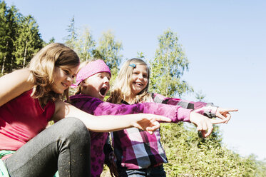 Three excited girls in the nature - HHF004812