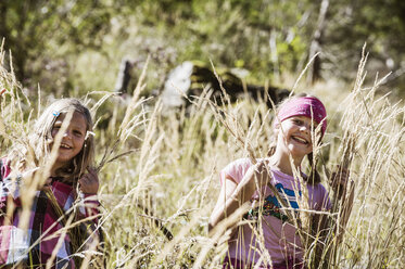 Two girls in high grass - HHF004815