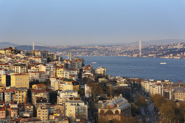 Türkei, Istanbul, Blick auf Beyoglu und Bosporus-Brücke - SIEF005373