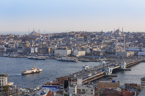 Türkei, Istanbul, Blick vom Galata-Turm zum Goldenen Horn, links Blaue Moschee - SIEF005359