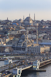 Türkei, Istanbul, Blick vom Galata-Turm auf die Galata-Brücke und die Neue Moschee - SIEF005358