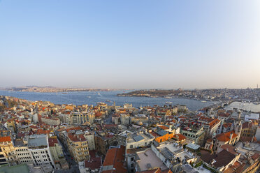 Türkei, Istanbul, Beyoglu, Bosporus, Blick vom Galata-Turm zum Ueskuedar, rechts Galata-Brücke und Goldenes Horn - SIEF005357