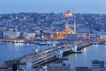 Türkei, Istanbul, Blick vom Galata-Turm auf die Galata-Brücke und die Neue Moschee am Abend - SIEF005376