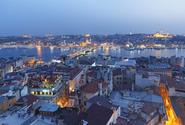 Türkei, Istanbul, Blick vom Galata-Turm auf die Galata-Brücke und das Goldene Horn am Abend - SIEF005353