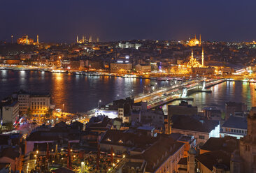 Türkei, Istanbul, Blick vom Galata-Turm zur Galata-Brücke, links Hagia Sofia Moschee und Blaue Moschee, rechts Nuruosmaniye Moschee und Neue Moschee bei Nacht - SIEF005352