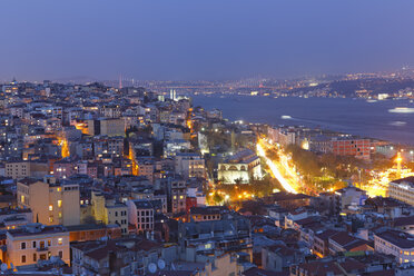 Türkei, Istanbul, Blick auf Beyoglu und die Bosporusbrücke am Abend - SIEF005350