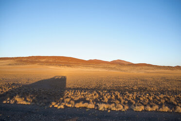 Afrika, Namibia, Sossusvlei, Schatten eines Autos und Sanddünen - HLF000468