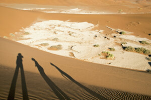 Afrika, Namibia, Sossusvlei, Schatten von Wanderern auf Sanddüne - HLF000484