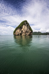 Thailand, Ko Yao Noi, Laem Sak, Felsformation in der Andamanensee - THAF000338