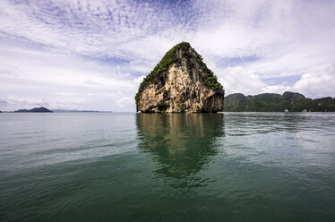 Thailand, Ko Yao Noi, Laem Sak, Felsformation in der Andamanensee - THAF000319