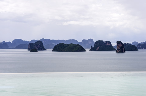 Thailand, Ko Yao Noi, Felseninseln in der Andamanensee mit Infinity-Pool im Vordergund, lizenzfreies Stockfoto