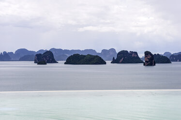 Thailand, Ko Yao Noi, Felseninseln in der Andamanensee mit Infinity-Pool im Vordergund - THAF000326