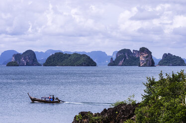 Thailand, Ko Yao Noi, Rock islands and fishing boat in Andaman Sea - THAF000331