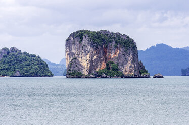 Thailand, Ko Yao Noi, Felsformation in der Andamanensee - THAF000332