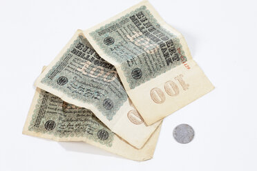 Einhundert Millionen deutsche Reichsmarknoten aus den 1920er Jahren - CSF021308