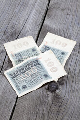 Einhundert Millionen deutsche Reichsmarknoten aus den 1920er Jahren - CSF021304