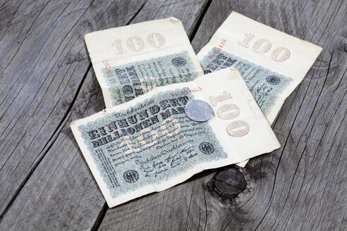 Einhundert Millionen deutsche Reichsmarknoten aus den 1920er Jahren - CSF021302