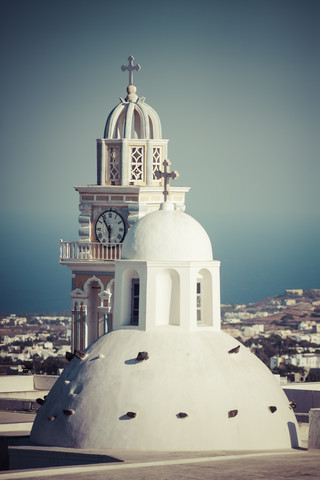 Griechenland, Kykladen, Santorin, Thera, Blick auf die Kuppel und den Kirchturm der Kirche Johannes des Täufers, lizenzfreies Stockfoto