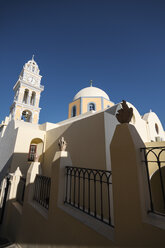 Griechenland, Kykladen, Santorin, Thera, Blick auf die Heilige Kirche Johannes des Täufers - KRPF000522