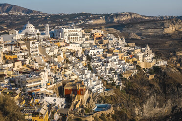 Griechenland, Kykladen, Santorin, Blick auf Thera bei Sonnenuntergang - KRPF000524