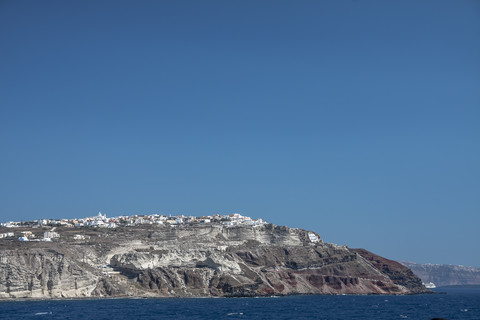 Griechenland, Kykladen, Santorin, Blick auf Oia von der Fähre, lizenzfreies Stockfoto