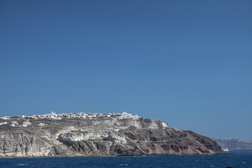 Griechenland, Kykladen, Santorin, Blick auf Oia von der Fähre - KRP000537