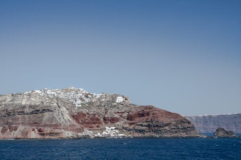 Griechenland, Kykladen, Santorin, Blick auf Oia von der Fähre - KRPF000538