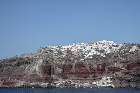 Griechenland, Kykladen, Santorin, Blick auf Oia und den Hafen von der Fähre aus - KRPF000529