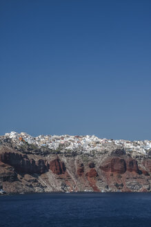 Griechenland, Kykladen, Santorin, Blick auf Oia von der Fähre - KRPF000530